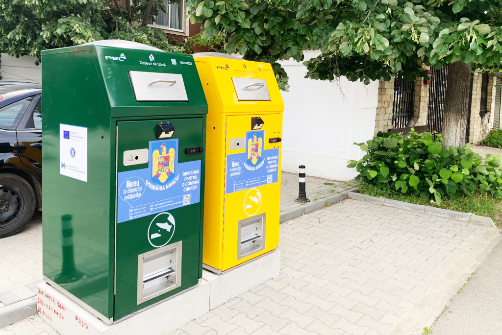 Inoveco Pubele inteligente cu compactor si panou solar