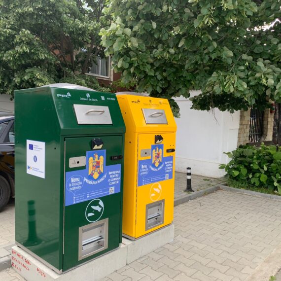 Inoveco Pubele inteligente cu compactor si panou solar